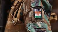 Nahaufnahme von einem Ärmelpatch mit der Flagge Nigers auf der Uniform eines nigrischen Soldaten