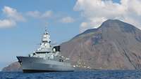 Ein Schiff der Bundeswehr vor einem Vulkan in Italien 