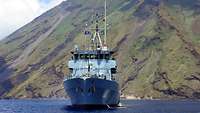 Das Minenjagdboot Bad Bevensen vor dem Stromboli in Italien