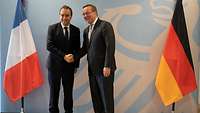 Der französische Verteidigungsminister Sébastien Lecornu schüttelt die Hand von Boris Pistorius.