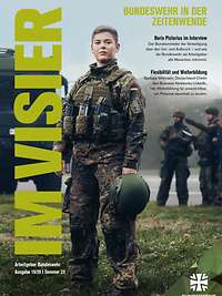 Das Cover des Magazins Im Visier 2023, eine Soldatin vor Bundeswehrgerät.
