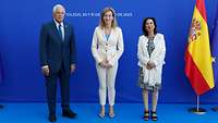 Josep Borrell, Staatsekretärin Möller und Margarita Robles stehen für ein Gruppenbild nebeneinander.