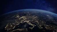 Der obere Teil der Erde mit Europa ist aus dem All abgebildet. Viele Lichter strahlen von Europa aus.
