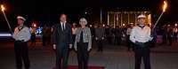 Verteidigungsminister Boris Pistorius und Margaretha Sudhof stehen abends bei einer Serenade im BMVg nebeneinander.