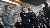 Der französische Verteidigungsminister Lecornu und Boris Pistorius laufen gemeinsam in einer Halle.