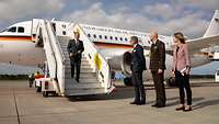 Boris Pistorius steigt aus einem Flugzeug und wird vom deutschen Botschafter, Christian Heldt, sowie weiteren Personen begrüßt.