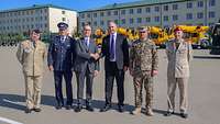 Der deutsche Botschafter und georgische Verteidigungsminister schütteln sich die Hände, daneben stehen weitere Soldaten.