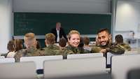 Soldaten sitzen in einem Hörsaal einer Universität.
