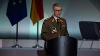 General Valdemaras Rupšys spricht am Rednerpult bei der Bundeswehrtagung 2023