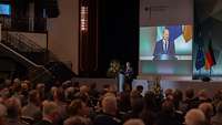 Bundeskanzler Scholz spricht am Rednerpult in einem Saal vor Publikum bei der Bundeswehtagung 2023