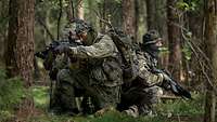 Soldaten vom Nahaufklärungszug erkunden ihr Einsatzgebiet im Wald.