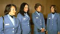 Vier Offizierinnen stehen nebeneinander in blauen Uniformen