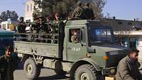 Eine Patrouille mit deutschen Soldaten und afghanischen Sicherungskräften fährt durch Kabul