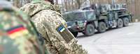Ein deutscher und ukrainischer Soldat bedienen das Flugabwehrraketensystem Patriot