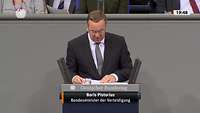 Boris Pistorius steht am Rednerpult im Bundestag und spricht.