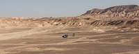 Ein Panoramabild der jordanischen Wüste, darauf ist ein leichter Mehrzweckhubschrauber zu erkennen.