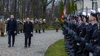 Boris Pistorius und Wladyslaw Kosiniak-Kamysz gehen gemeinsam an einer militärischen Ehrenformation vorbei.