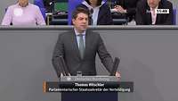 Thomas Hitschler steht an einem Rednerpult im Bundestag und spricht