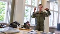 Ein Soldat erklärt etwas. Auf dem Tisch neben ihm liegen luftfahrzeugtechnische Gegenstände.