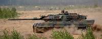 Boris Pistorius fährt in einem Panzer vom Typ Leopard.