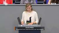 Siemtje Möller steht an einem Rednerpult im Bundestag und spricht.