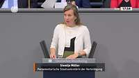Siemtje Möller steht an einem Rednerpult im Bundestag und spricht.