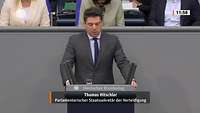 Thomas Hitschler spricht im Bundestag an einem Rednerpult.