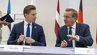 Der finnische Verteidigungsminister und der deutsche Verteidigungsminister während einer Zeichnung