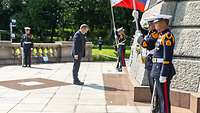 Verteidigungsminister Boris Pistorius bei einer Kranzniederlegung am Dr. Jose Rizal Monument