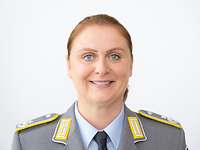 Oberstleutnant Katharina Zollondz schaut für eine Portraitaufnahme in die Kamera.