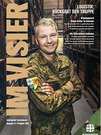 Das Cover des Magazins Im Visier 2024, eine Soldat vor Lageregalen.