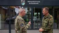 Zwei Generale beim Begrüßungsgespräch vor dem Gebäude des Weltraumkommandos der Bundeswehr in Uedem