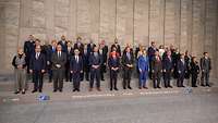 Verteidigungsministerinnen und -minister stehen für ein gemeinsames Gruppenbild zusammen