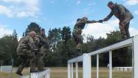 Soldaten klettern auf einem Gerüst