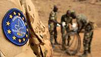 Patch EUTM Mali und im Hintergrund malische Soldaten