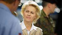 Von der Leyen im Gespräch mit einem Soldaten