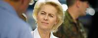 Von der Leyen im Gespräch mit einem Soldaten