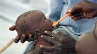 Afrikanisches Kleinkind wird gefüttert