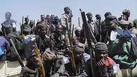 Bewaffnete nigerianische Männer