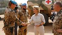 Von der Leyen im Gespräch mit Soldaten