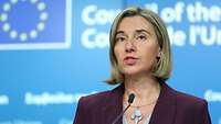 Mogherini spricht am Mikrofon