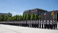 Angetretene Soldaten auf dem Paradeplatz