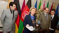 Ministerin von der Leyen am Rednerpult, rechts der afghanische Verteidigungsminister Enayatullah Nazari und weitere Personen