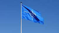 Wehende NATO-Flagge