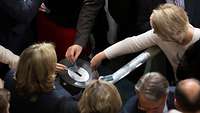 Bundestagsabgeordnete werfen ihre Abstimmungskarten in die Wahlurne