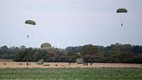 Fallschirmjäger bei Landung